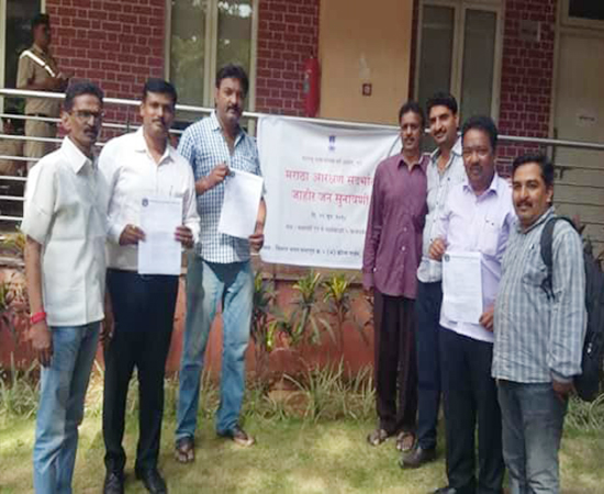 मराठा आरक्षणसाठी मागासवर्गीय आयोगास निवेदन देताना